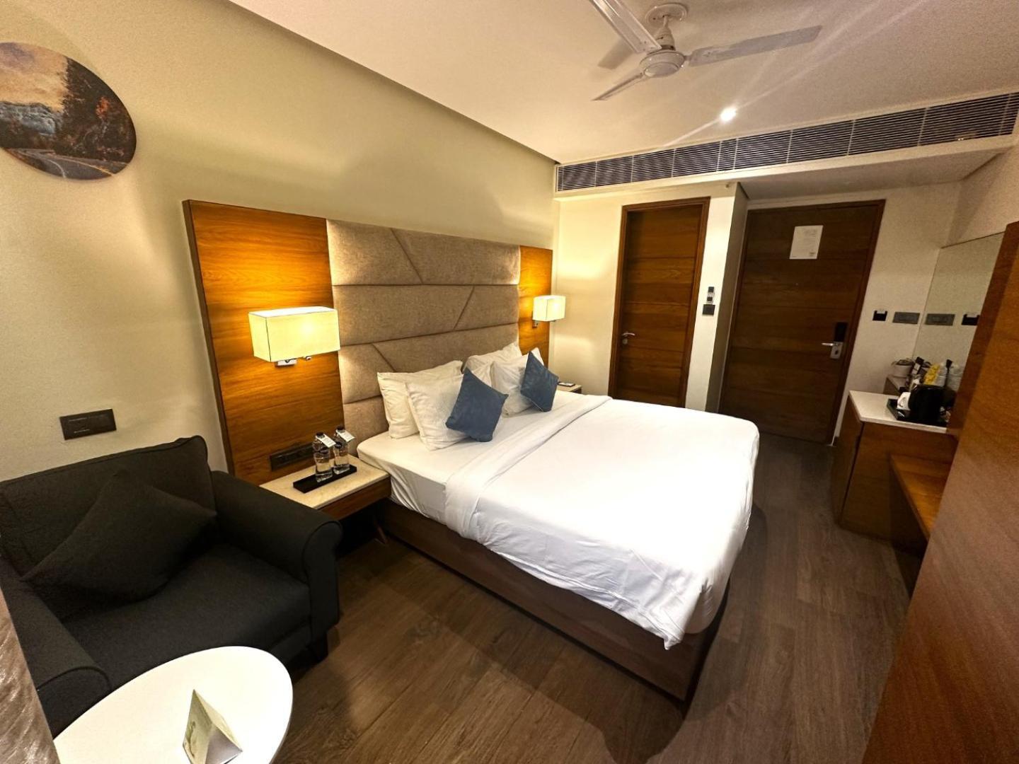 ניו דלהי The Glory Suites Near Igi Airport מראה חיצוני תמונה